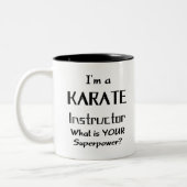 karate instructeur tweekleurige koffiemok (Links)