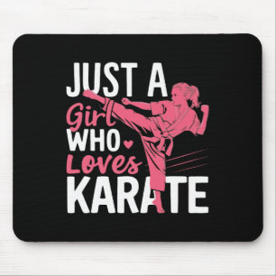 Karate is een meisje dat houdt van karate krijgsku muismat