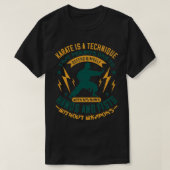 Karate is een techniek om hem te verdedigen t-shirt (Design voorkant)