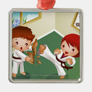 Karate jongen houdt hout vast met een ander brein metalen ornament