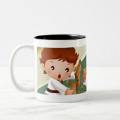 Karate jongen houdt hout vast met een ander brein tweekleurige koffiemok (Links)