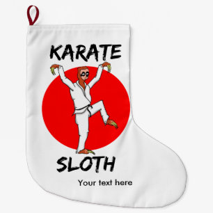 karate luiaard ALLE WINKELS TEXT.png Grote Kerstsok