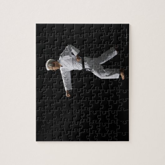 Karate master demonstratie, studio shot legpuzzel (Verticaal)