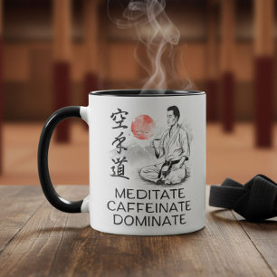 Karate - Mediteer. Cafeïneer. Domineer. Mok