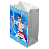 Karate meisje verjaardag medium cadeauzakje (Voorkant Gekanteld)