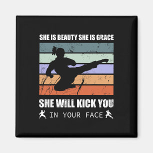 Karate Meisje - Zij Is Mooi Zij Is Gracieus Zij Za Magneet