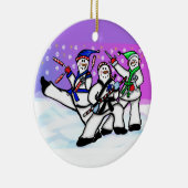 Karate Snowmen met wapensierronde Keramisch Ornament (Rechts)