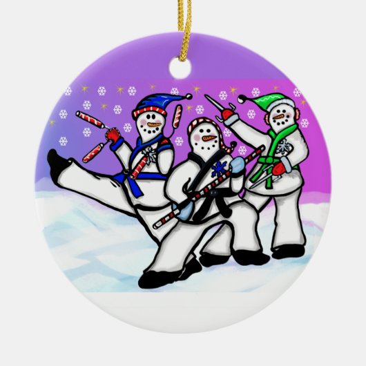 Karate Snowmen met wapensierronde Keramisch Ornament (Voorkant)