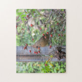 Kardinaal aan de Vogelfeeder omringd door rode bes Legpuzzel (Verticaal)