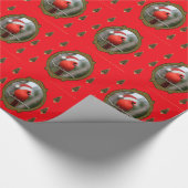 Kardinaal- en kerstbomen op rode achtergrond cadeaupapier (Hoek)