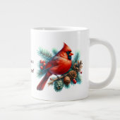 Kardinaal op dennentak met winterbessen grote koffiekop (Rechts)