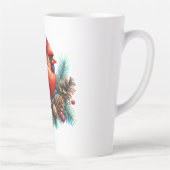 Kardinaal op dennentak met winterbessen latte mok (Rechts)