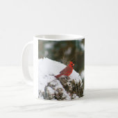 Kardinaal op een besneeuwde Struik Koffiemok (Voorkant links)