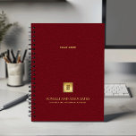Kardinaal Red Leather Look Zakelijke logo en naam Planner<br><div class="desc">Blijf op orde en verhoog uw professionele afbeelding met onze Custom Spiral Planner, met een verfijnd kardinaal rood lederlook ontwerp dat sophisticatie combineert met functionaliteit. Met een aanpasbare vierkante ruimte op de cover kunt u uw zakelijke logo prominent weergeven over een gouden textuur, terwijl twee extra regels bewerkbare tekst ruimte...</div>
