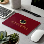 Kardinaal Red Leather Luxury Gold ROUND Logo Muismat<br><div class="desc">Verbeter uw werkruimte met deze kardinale rode leren print muismat, ontworpen om stijl en functionaliteit te combineren. Met een luxe gouden logo en de mogelijkheid om twee regels aangepaste tekst toe te voegen, is dit muismatje ideaal voor het personaliseren met jouw naam, bedrijf, bedrijf of andere gegevens van uw keuze....</div>