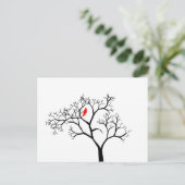 Kardinaal-rode vogel in de sneeuwwinterboom briefkaart (Staand voorkant)