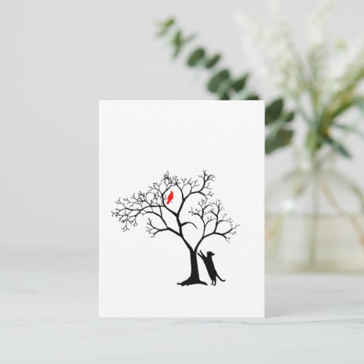 Kardinaal-rode vogel in de sneeuwwinterboom en kat briefkaart (Staand voorkant)