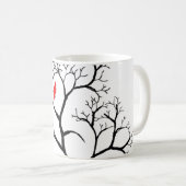 Kardinaal-rode vogel in de sneeuwwinterboom koffiemok (Voorkant rechts)