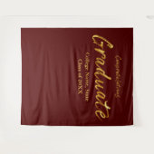 Kardinaalrood Gouden Script Felicitaties Afgestude Wandkleed (Voorkant (horizontaal))