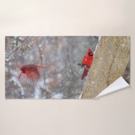 Kardinalen in de sneeuw bad handdoek
