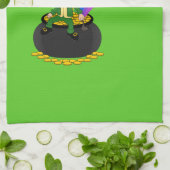 Karikatuur kabouter zittend op een pot met goud theedoek (Gevouwen)