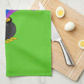 Karikatuur kabouter zittend op een pot met goud theedoek (Quarter Fold)