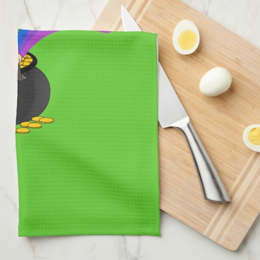 Karikatuur kabouter zittend op een pot met goud theedoek (Quarter Fold)