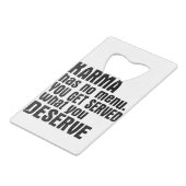 Karma heeft geen menu dat u krijgt wat u verdient creditkaart flessenopener (Voorkant Gekanteld)