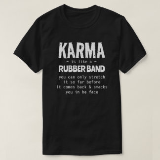 KARMA IS ALS EEN RUBBEREN BAND T-SHIRT