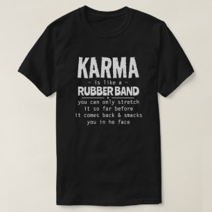 KARMA IS ALS EEN RUBBEREN BAND T-SHIRT