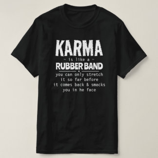 KARMA IS ALS EEN RUBBEREN BAND T-SHIRT