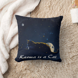 Karma is een kat die op schoot springt kussen