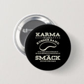 Karma is een soort rubberen band ronde button 5,7 cm (Voorkant /achterkant)