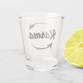 Karma wat er omheen gaat komt rond citaatzwart shot glas (Achterkant)