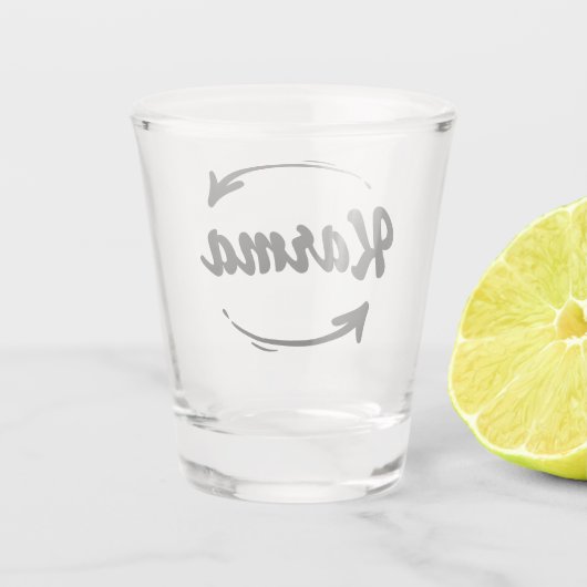 Karma wat er omheen gaat komt rond citaatzwart shot glas (Achterkant)