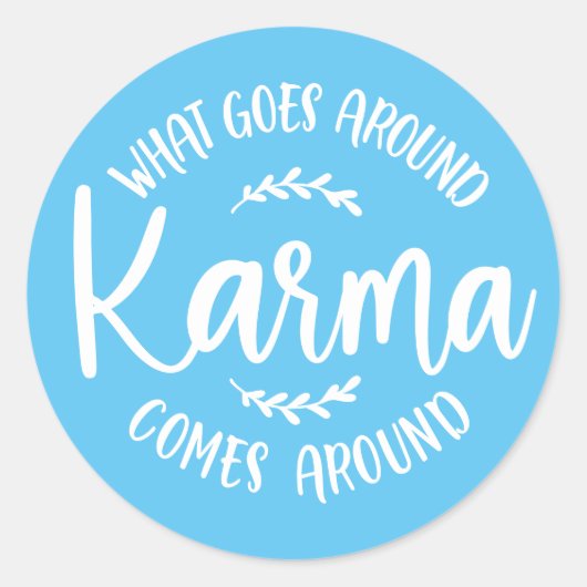Karma wat er omheen gaat komt rond pastblauw ronde sticker (Voorkant)