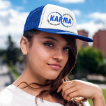 Karma - wat er omheen gaat komt terug rond (v2) trucker pet<br><div class="desc">Karma - wat er omheen gaat komt terug rond (v2) Trucker Hat. Het artistieke ontwerp toont het woord "KARMA" binnen twee nooit eindigende cirkels met "WAT GOES ROND" en "KOMT TERUG ROND" gekromd om delen van de cirkels te vormen. De twee kleuren kunnen in uw gewenste voorkeur worden veranderd door...</div>