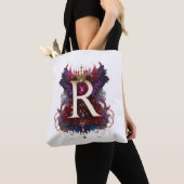 Karmozijnrode Soeverein: Extravagant Middeleeuws Q Tote Bag (Dichtbij)