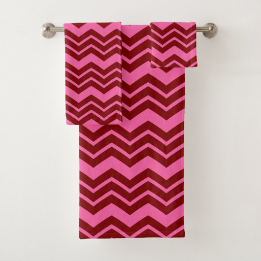 Karmozijnrood Roze Chevron Zigzag Design  Bad Handdoek (Insitu)