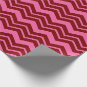 Karmozijnrood Roze Chevron Zigzag Design  Cadeaupapier (Hoek)