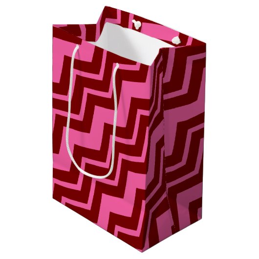 Karmozijnrood Roze Chevron Zigzag Design Medium Cadeauzakje (Voorkant Gekanteld)