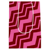 Karmozijnrood Roze Chevron Zigzag Design Medium Cadeauzakje (Achterkant)