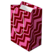 Karmozijnrood Roze Chevron Zigzag Design Medium Cadeauzakje (Achterkant Gekanteld)