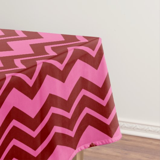 Karmozijnrood Roze Chevron Zigzag Design Tafelkleed (Voorbeeld)