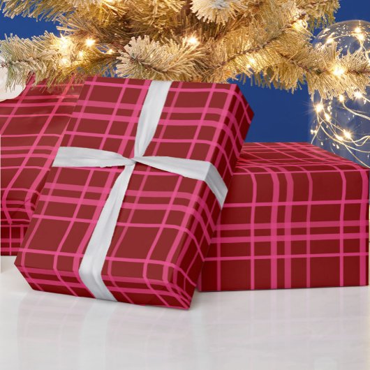 Karmozijnroze geruite rasterontwerp cadeaupapier