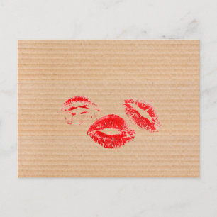 Kartonnen doos en rode lipstick afdrukken briefkaart