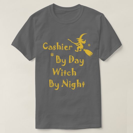 Kassamedewerker Overdag Heks 's Nachts Grappig Hal T-shirt (Design voorkant)