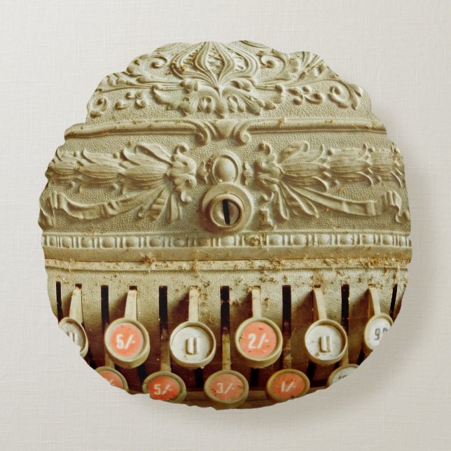  kassenregister, dat onder stof en cobweb valt rond kussen (Voorkant)