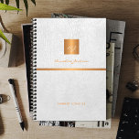 Kassy elegant wit ledergoud, monogrammatisch planner<br><div class="desc">Luxe exclusieve kantoor of persoonlijke monogrammed 2025 planner met een faux koperen metallic gouden glitter vierkant met uw monogram naam initialen en een sprankelende streep over een stijlvolle witte faux lederen achtergrond. Geschikt voor kleine bedrijven, zakelijke of onafhankelijke zakelijke professionals, personal branding of stylisten specialisten, make-up artiesten of schoonheidssalons, boetiek...</div>