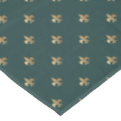 Kassy golden like fleur de lis on dark zee green tafelkleed (Gekanteld)